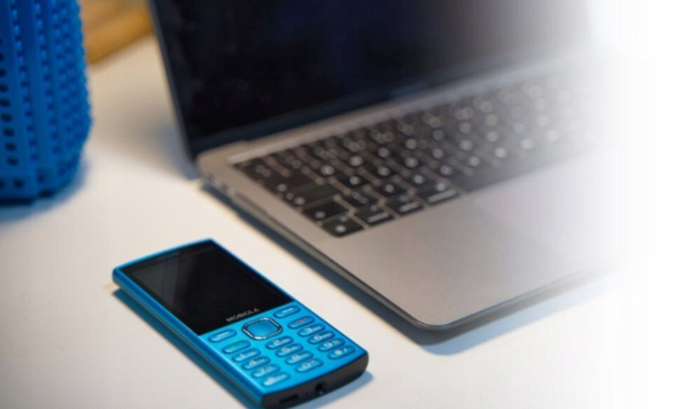 Mobiola MB4280 Dual SIM Mobile with Large Buttons Blue view 5
